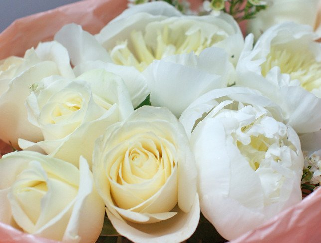 Букет с белыми пионами и белыми розами Фото
