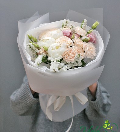 Buchet cu bujori albi și trandafiri crem de tip tufă foto 394x433