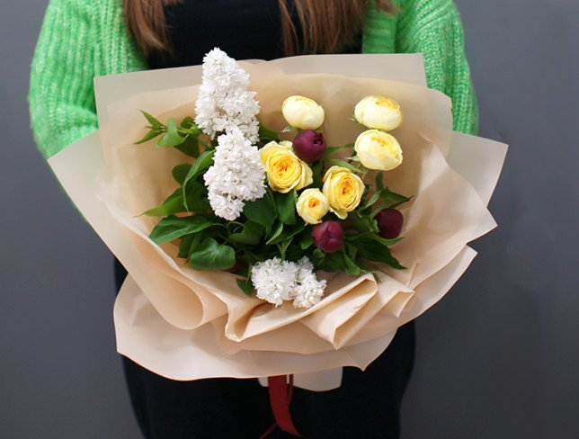 Букет с белой сиренью, жёлтой розой и бордовыми пионами ''Весенний комплимент'' Фото
