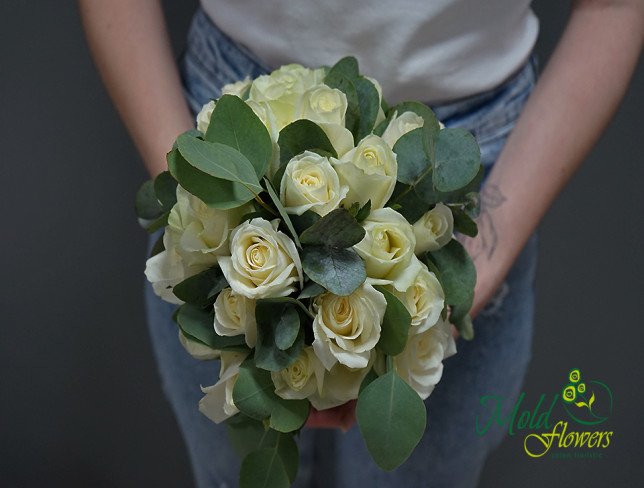 Букет невесты из белых роз и эвкалипта Фото