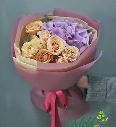 Букет с фиолетовой гортензией и кремовыми розами Фото 394x433