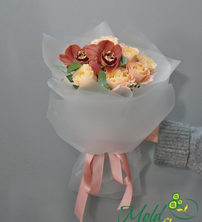 Букет из кремовых кустовых роз и коричневых орхидей Фото 394x433