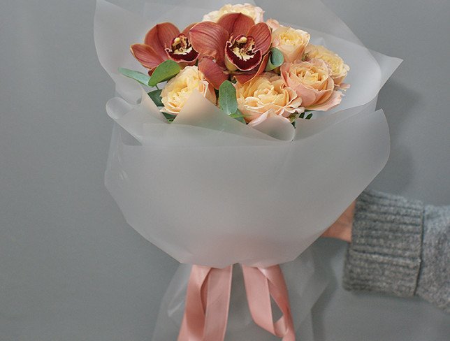 Букет из кремовых кустовых роз и коричневых орхидей Фото