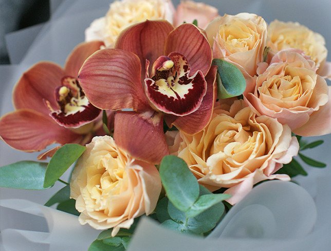 Букет из кремовых кустовых роз и коричневых орхидей Фото