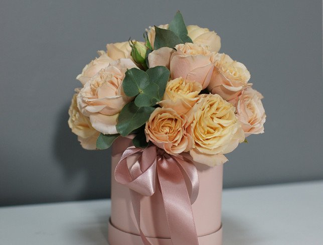 Розовая коробка с кустовыми кремовыми розами Фото