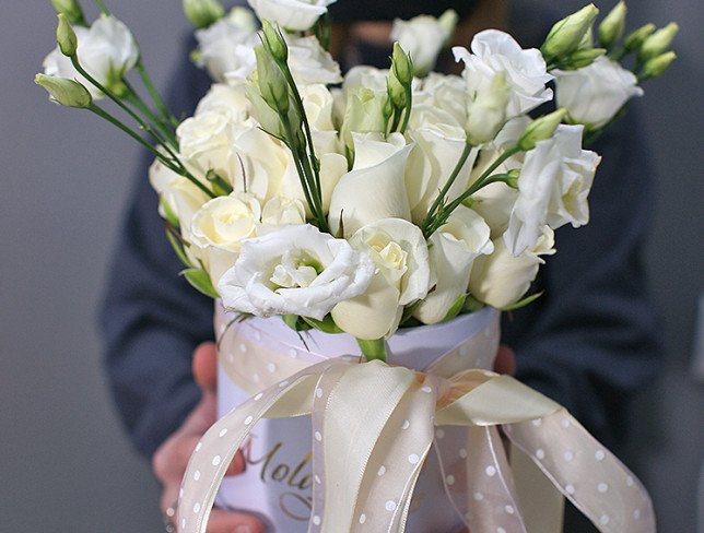 Cutie albă cu trandafiri albi și eustomă foto