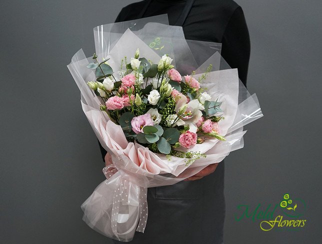 Bouquet of Bush Roses and White Eustoma photo