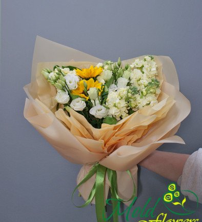 Buchet din floarea-soarelui, eustoma alb si mattiola foto 394x433