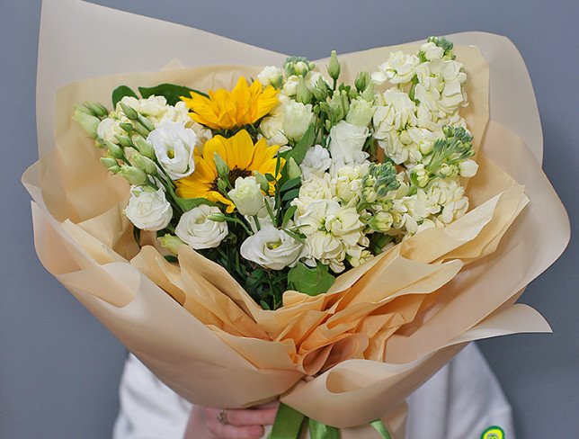 Buchet din floarea-soarelui, eustoma alb si mattiola foto
