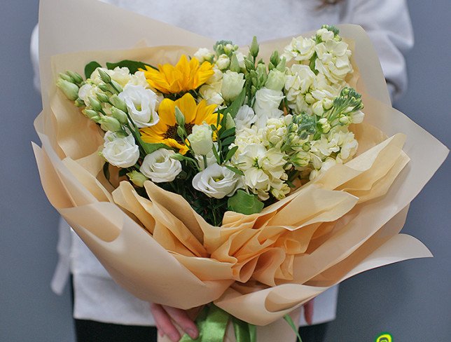 Buchet din floarea-soarelui, eustoma alb si mattiola foto