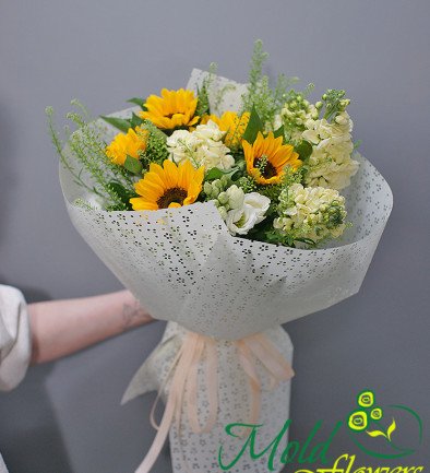 Bouquet of sunflowers and matthiola photo 394x433