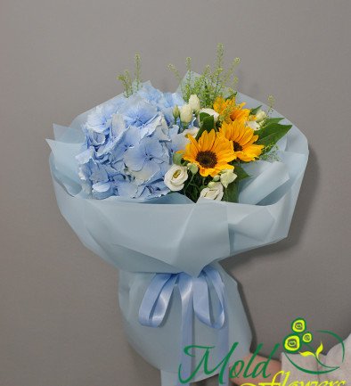 Bouquet of blue hydrangea and sunflower photo 394x433