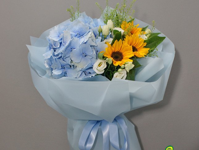 Bouquet of blue hydrangea and sunflower photo