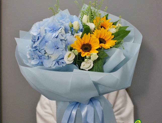 Bouquet of blue hydrangea and sunflower photo