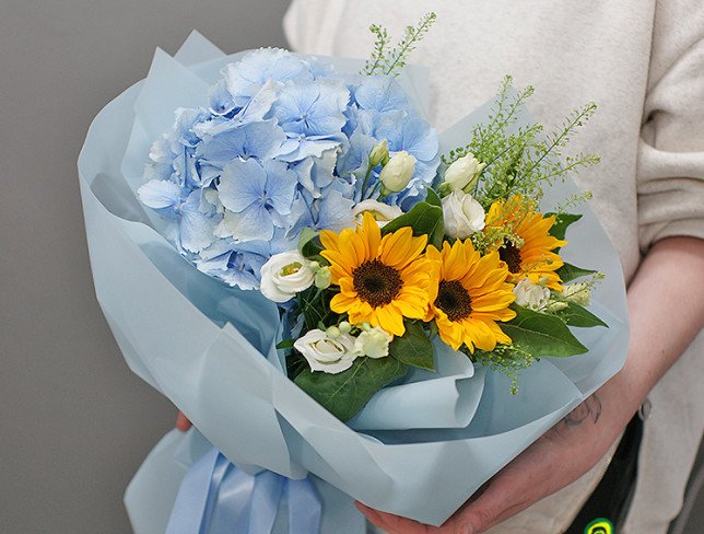 Bouquet of blue hydrangea and sunflower photo