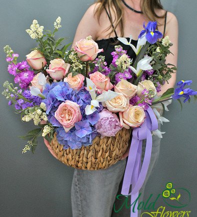 Корзина плетеная с фиолетовой гортензией и розами Фото 394x433