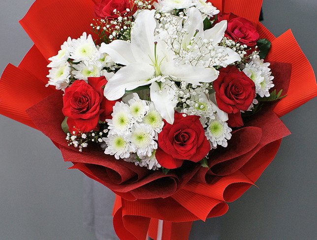 Букет из красных роз и белых хризантем "Лилия любви" Фото