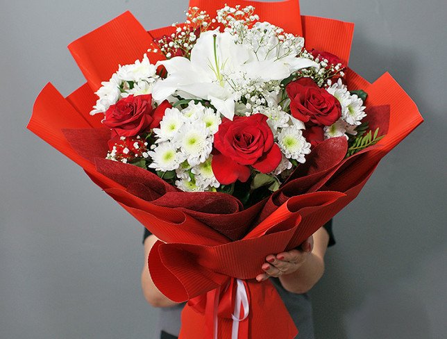 Букет из красных роз и белых хризантем "Лилия любви" Фото