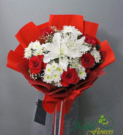 Buchet cu trandafiri roșii și crizanteme albe "Crinul dragostei" foto 394x433