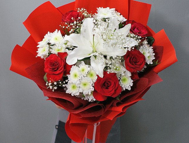 Buchet cu trandafiri roșii și crizanteme albe "Crinul dragostei" foto