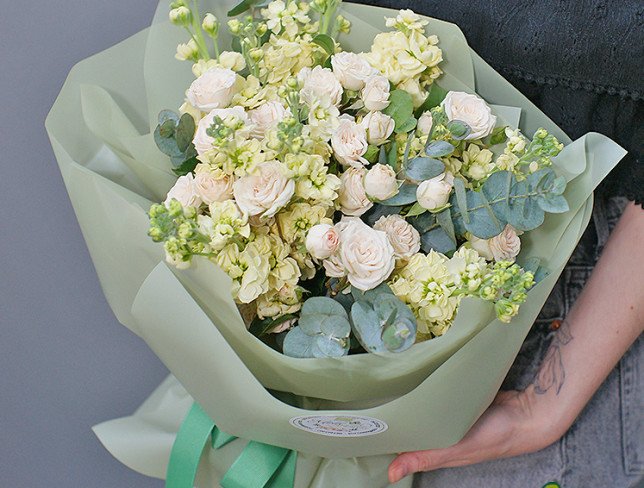 Букет из кремовых роз и маттиолы Фото