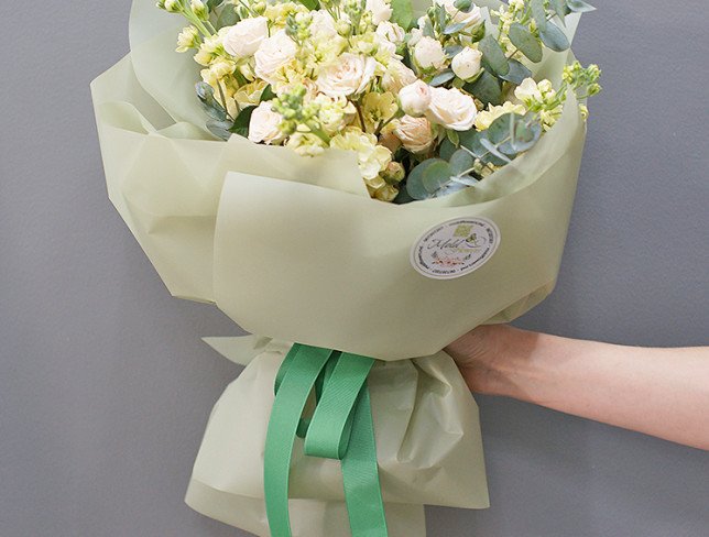 Bouquet of cream roses and matthiola photo