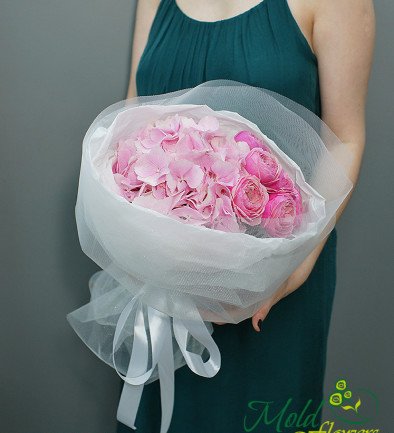 Bouquet with pink hydrangea and Silvia Pink roses photo 394x433