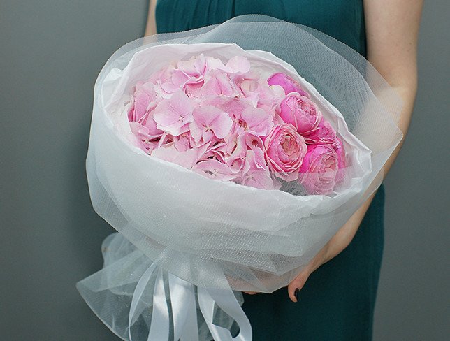 Bouquet with pink hydrangea and Silvia Pink roses photo