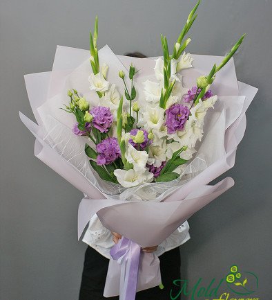 Bouquet of white gladioli and eustoma photo 394x433