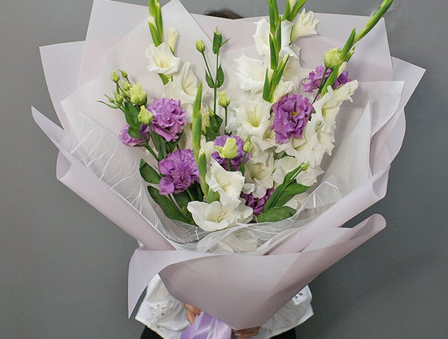 Bouquet of white gladioli and eustoma photo