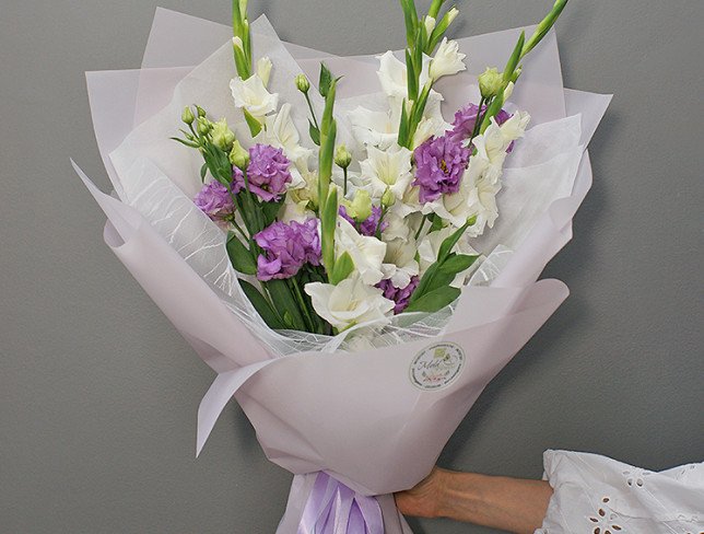 Bouquet of white gladioli and eustoma photo