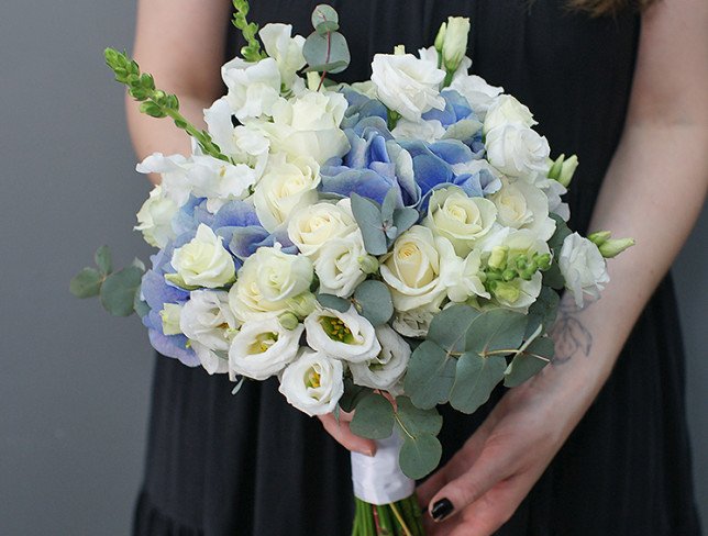 Букет невесты из белой розы, гортензии и эустомы Фото