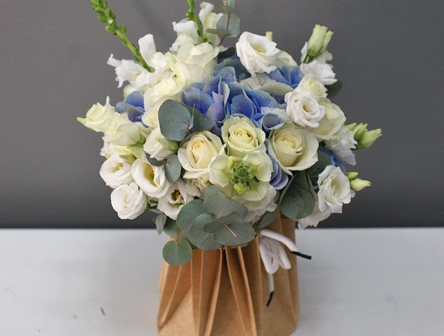 Buchet de mireasă din trandafiri albi, hortensie și eustoma foto
