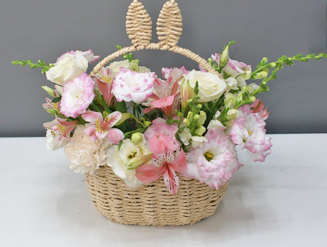 Gentle basket with roses and eustoma 1 photo