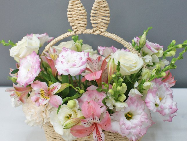 Gentle basket with roses and eustoma 1 photo