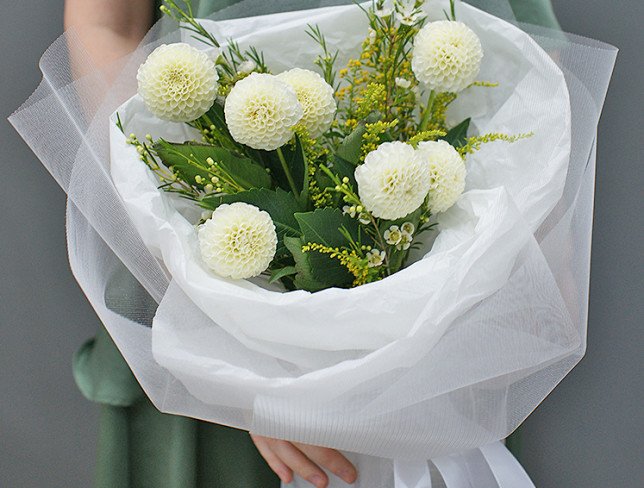 Bouquet of white dahlias "Tender embrace" photo