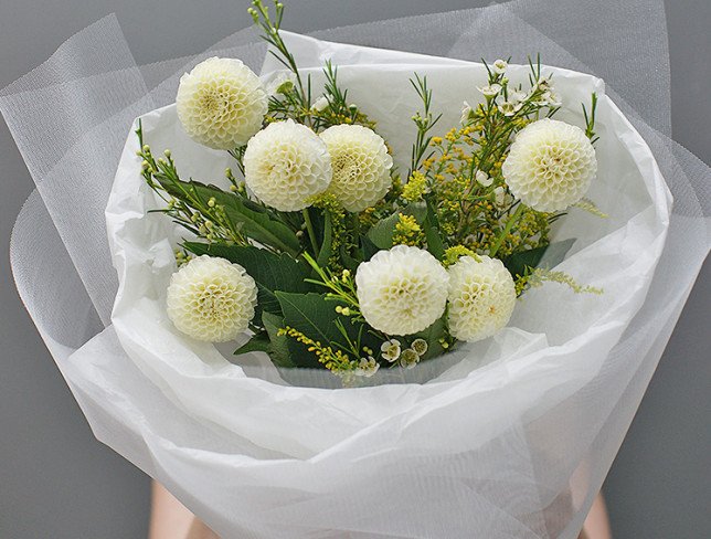 Bouquet of white dahlias "Tender embrace" photo