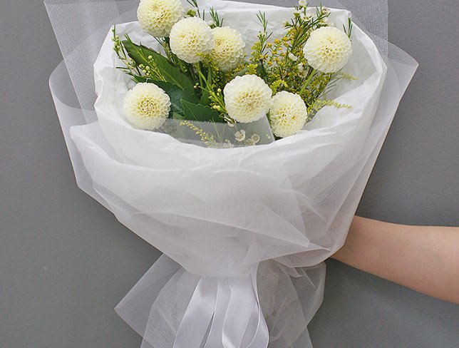 Bouquet of white dahlias "Tender embrace" photo