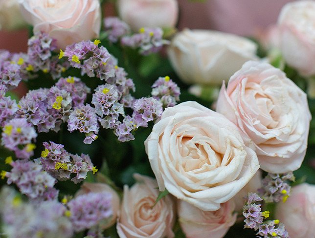 Buchet din trandafiri de tufă "Tandrețea florală" foto