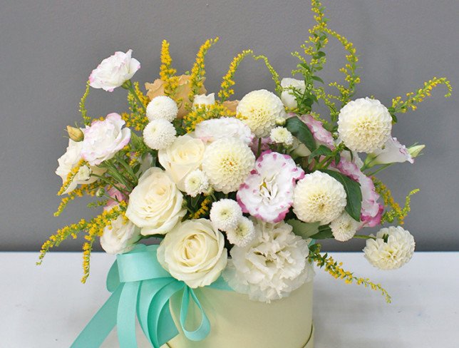 Box with white dahlias "Vanilla Sky" photo