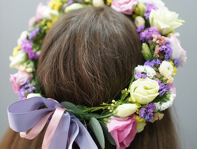 Wreath of eustoma, chrysanthemum and statice photo