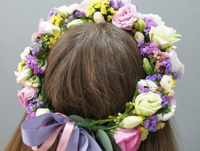 Wreath of eustoma, chrysanthemum and statice photo