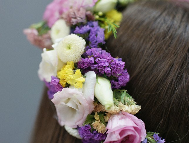 Wreath of eustoma, chrysanthemum and statice photo