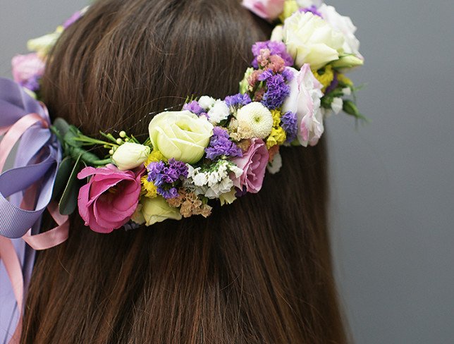 Wreath of eustoma, chrysanthemum and statice photo