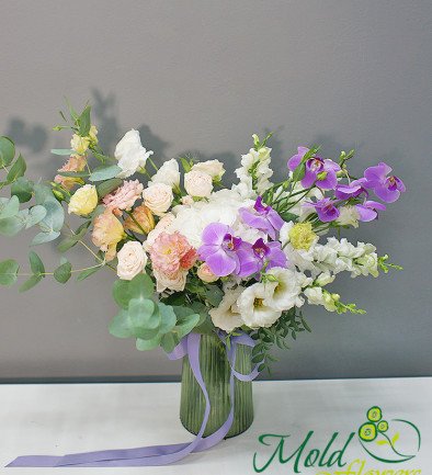 Vase + Bouquet with white hydrangea and eustoma photo 394x433