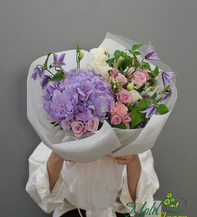 Bouquet of purple hydrangea and clematis photo 394x433