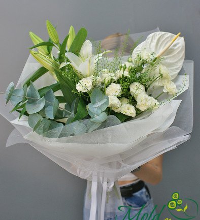 Bouquet of white bush roses and anthurium "Morning Dew" photo 394x433