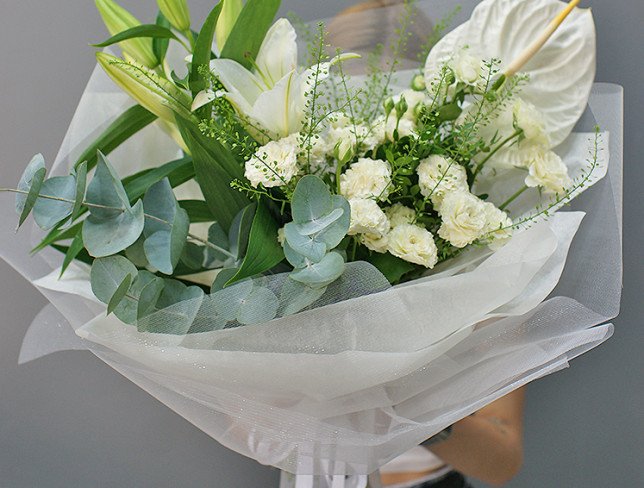 Bouquet of white bush roses and anthurium "Morning Dew" photo