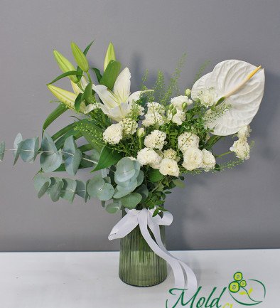 Vase + Bouquet of white bush roses and anthurium "Morning Dew" photo 394x433