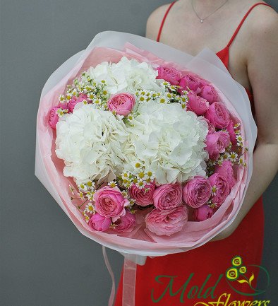 Bouquet of white hydrangeas and Silvia Pink roses photo 394x433